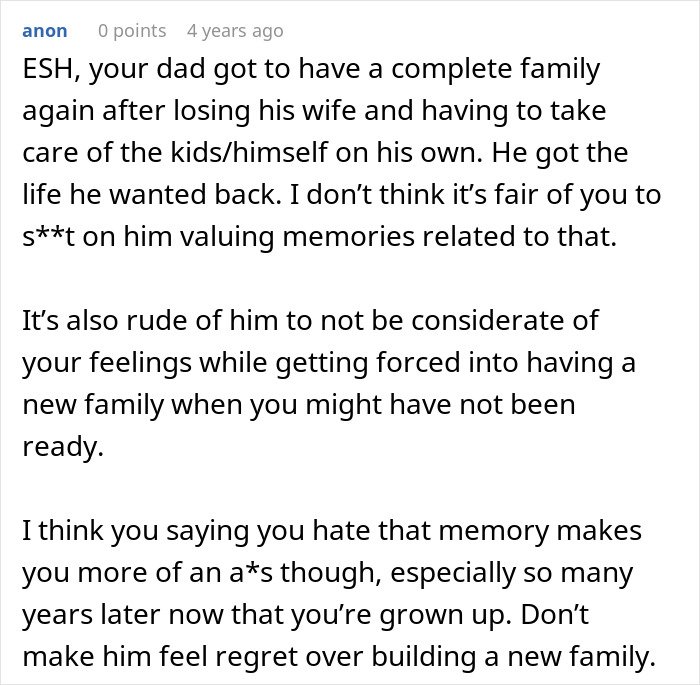 Comment discussing selfish dad demanding apology from daughter after ruining Christmas memory and family dynamics.