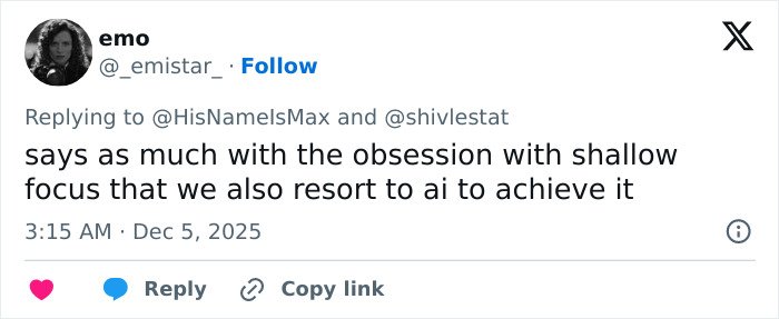 Rebel Wilson and Ariana Grande in a photo with people noticing a bizarre detail, sparking viral attention online.