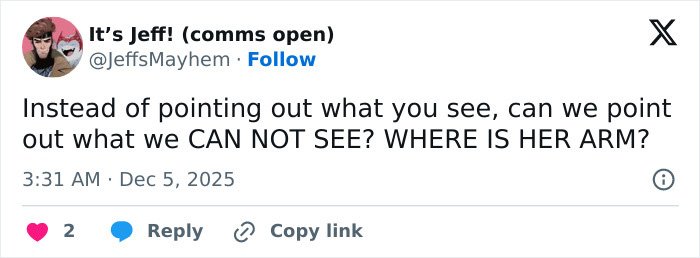 Tweet questioning a bizarre detail about Rebel Wilson and Ariana Grande’s photo, focusing on the missing arm in the image.