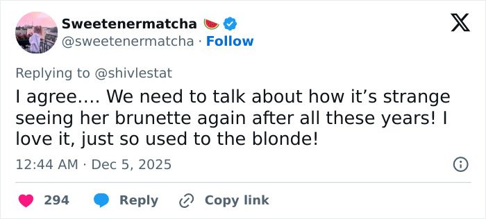 Screenshot of a Twitter reply discussing people noticing a bizarre detail after Rebel Wilson shares photo with Ariana Grande.