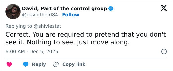 Tweet from a verified user discussing a bizarre detail noticed after Rebel Wilson shares photo with Ariana Grande.