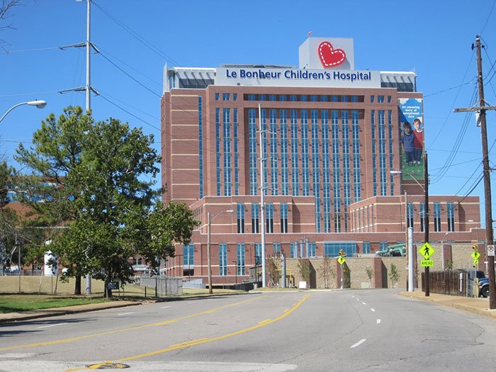 Le Bonheur Children’s Hospital exterior on a sunny day, relating to mom calls 911 after kids eat her gummies.
