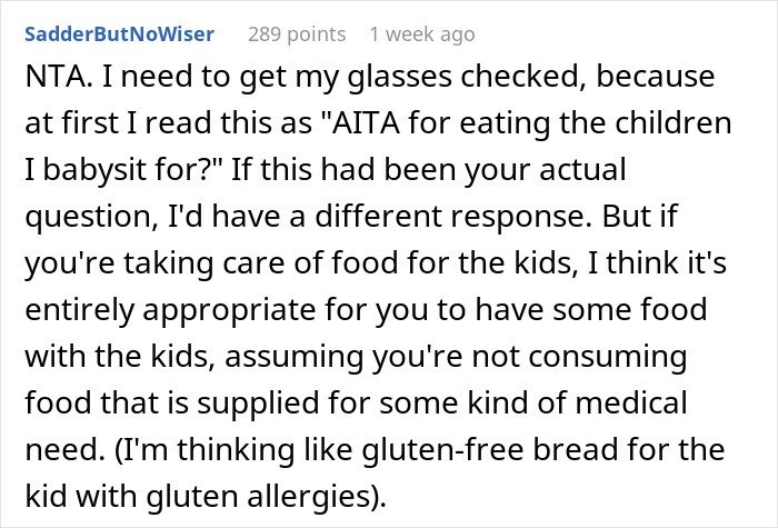 Reddit comment discussing a babysitter eating pizza while caring for children, sparking parents’ puzzled reactions.