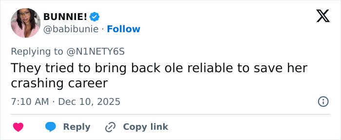 Twitter user commenting on Sydney Sweeney fans spotting an odd detail on Sports Illustrated cover.