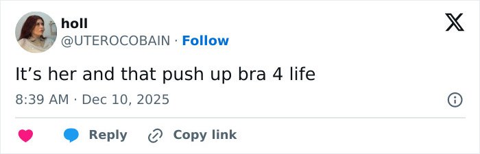 Tweet from a fan highlighting Sydney Sweeney and a noticeable detail in her Sports Illustrated cover photo.