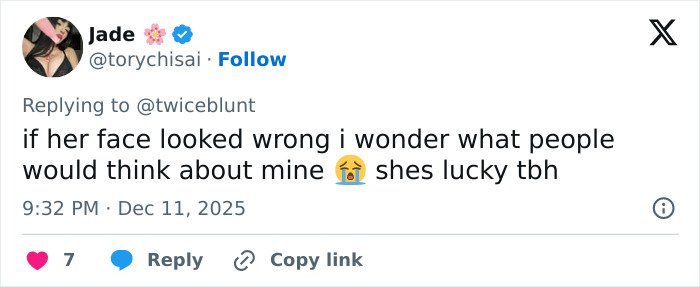 Tweet discussing Emily Blunt's look and sparking plastic surgery rumors after podcast appearance.