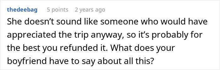 Screenshot of a Reddit comment discussing a woman upset her son’s partner came without a gift after she asked for no tacky trinkets.
