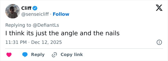 Screenshot of a tweet discussing Cynthia Erivo’s oddly large hands and the angle affecting their appearance.