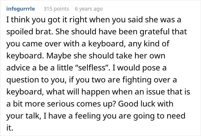 Comment discussing a disagreement over lending a spare keyboard and questioning the girlfriend’s reaction, highlighting relationship issues.