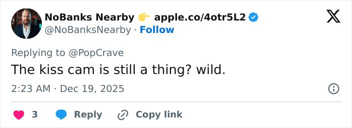 Tweet by NoBanks Nearby commenting on the kiss cam still being popular, referencing Coldplay kiss cam moment.