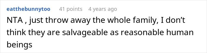 Comment discussing family conflicts in response to woman reheating pizza leftovers for MIL during unexpected Christmas visit.