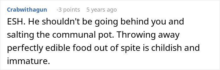 Screenshot of an online comment criticizing a boyfriend for salting the communal pot of chili out of spite.
