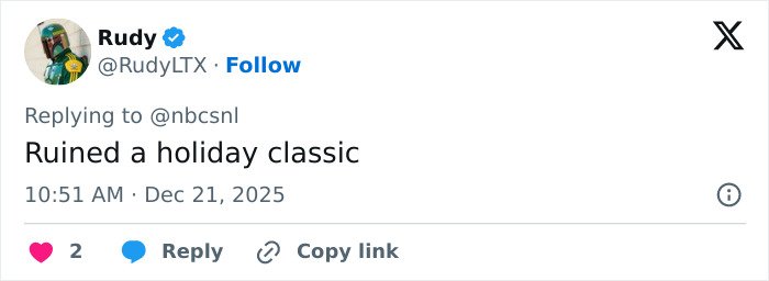Screenshot of a Twitter reply criticizing SNL’s Home Alone parody featuring Ariana Grande, highlighting fan division over the twist.
