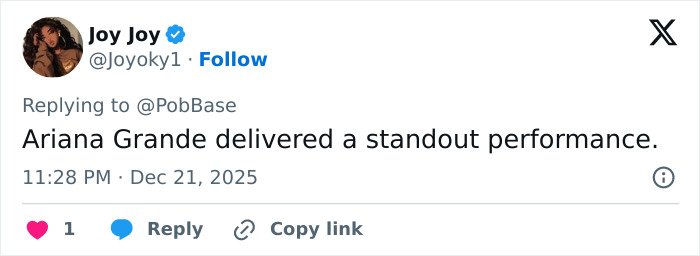 Screenshot of a Twitter reply praising Ariana Grande’s standout performance in SNL’s Home Alone parody with a bloody twist.