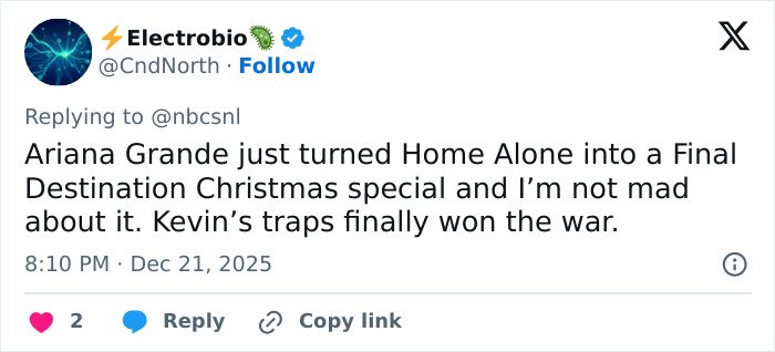 Tweet discussing Ariana Grande’s SNL Home Alone parody, highlighting a bloody twist that divides fans online.