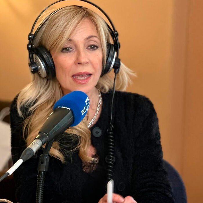 Woman with blonde hair wearing headphones and speaking into a microphone, discussing Kate Middleton’s facial scar rumors.
