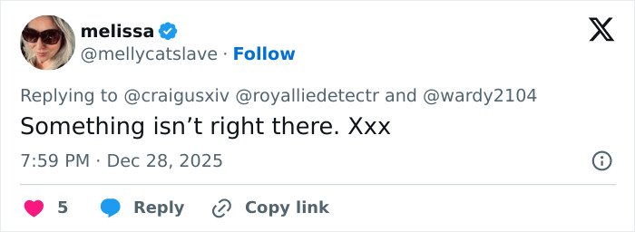 User profile photo and tweet text saying Something isn’t right there, referencing Kate Middleton’s facial scar and 2024 hospitalization rumors.