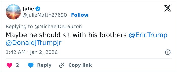 Screenshot of a Twitter reply from Julie mentioning Melania Trump and Mar-a-Lago rule enforcement controversy.