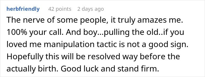 Comment discussing a pregnant woman&rsquo;s refusal of fianc&eacute;&rsquo;s mom in delivery room and advice to stand firm on boundaries.