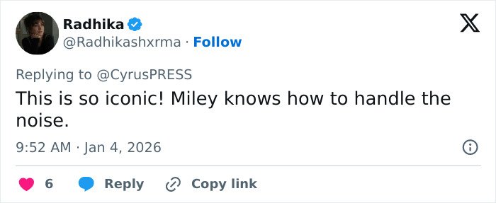 Tweet praising Miley Cyrus for confidently pushing back at photographers during a tense red carpet encounter.