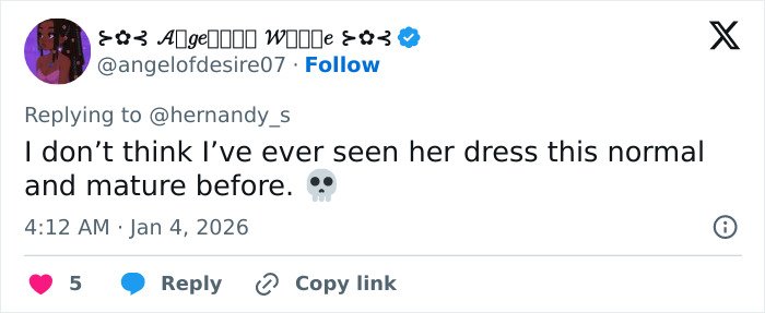 Tweet discussing JoJo Siwa's dramatic transformation and name change, highlighting a mature and normal dress style.