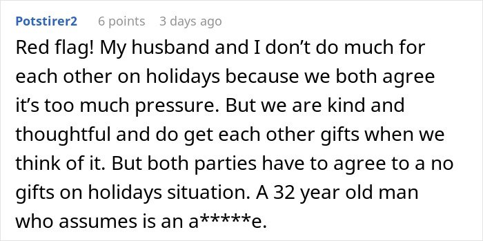 Screenshot of a Reddit comment criticizing a man who fails to buy Christmas presents for his girlfriend.