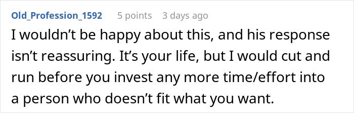 Screenshot of a Reddit comment discussing a man failing to buy Christmas presents for his girlfriend and his excuse about the holiday sneaking up.