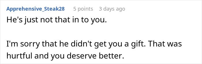 Screenshot of a Reddit comment discussing a man failing to buy his girlfriend Christmas presents and claiming the holiday snuck up on him.