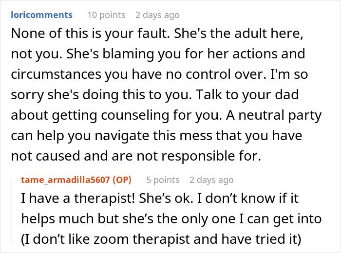 Screenshot of an online discussion about a mom blaming her daughter for picking dad in the divorce.