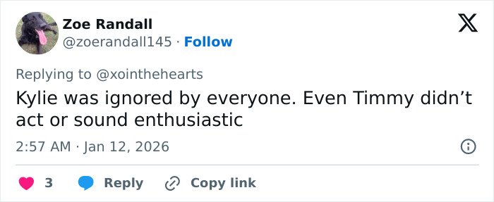 Tweet about Kylie Jenner being ignored by stars including Timothée Chalamet at Golden Globes, sparking online discussion.