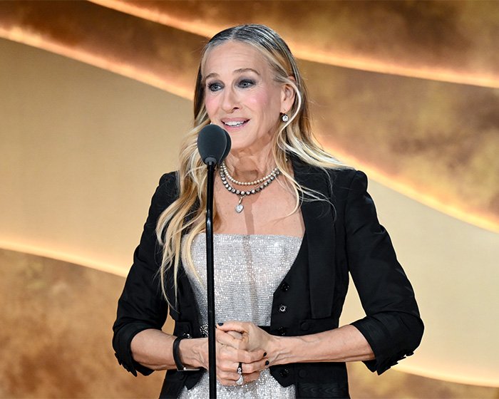 Sarah Jessica Parker speaking at an award ceremony, with Chris Noth&rsquo;s bold comment about her acting going viral.