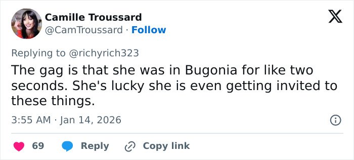 Tweet discussing Alicia Silverstone glitching at the Golden Globes and the resurfacing of her past controversies.
