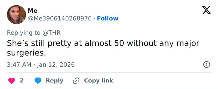 Screenshot of a tweet about Alicia Silverstone glitching at the Golden Globes and resurfacing past controversies going viral.