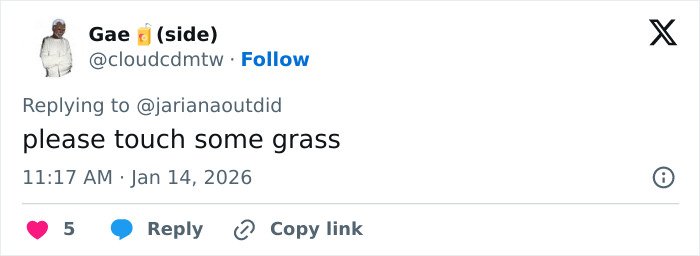 Tweet from user wearing white outfit and head wrap, commenting on Selena Gomez accused of plagiarizing Arab influencer look at Golden Globes.