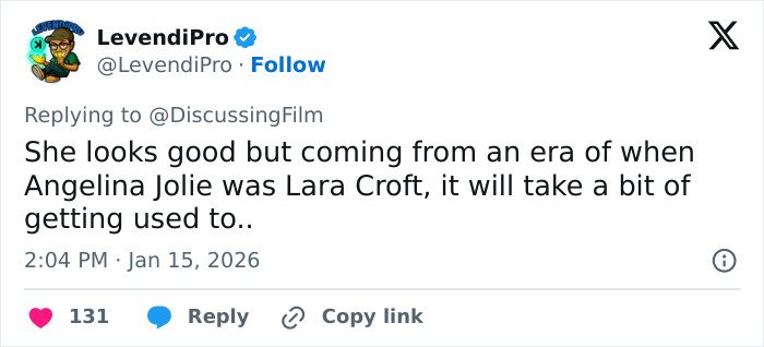 Tweet discussing Sophie Turner's ripped Lara Croft transformation for the new Tomb Raider film and comparisons to Angelina Jolie.