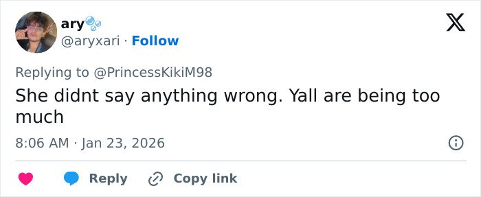 Screenshot of a Twitter reply defending Jameela Jamil amid controversy involving Blake Lively insults in revealed texts.