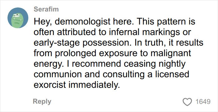 Comment by user Serafim explaining toasted skin syndrome caused by prolonged heating pad exposure and recommending medical advice.