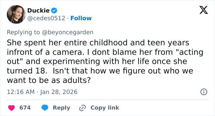 Tweet screenshot showing a user commenting on JoJo Siwa’s massive transformation and public reactions to it.