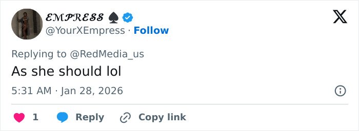 Twitter post showing user EMPRESS responding to RedMedia_us with the comment As she should lol about Ariana Grande snubs Nicki Minaj controversy.
