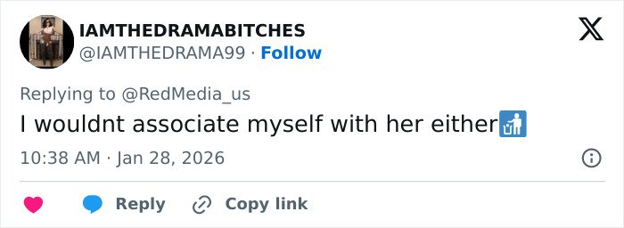 Twitter comment from user IAMTHEDRAMABITCHES saying they wouldn’t associate with someone amid Ariana Grande snubs Nicki Minaj controversy.