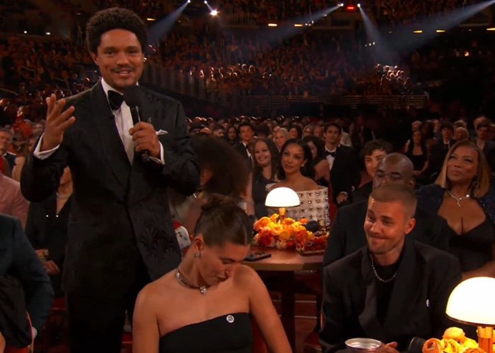 Trevor Noah hosting an event with Justin Bieber reacting, analyzed by a body language expert during tense moment.