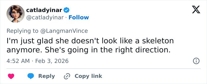 Twitter comment discussing Kelly Osbourne photo, expressing relief she no longer looks like a skeleton, fans concerned.