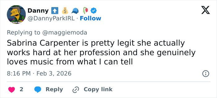 Screenshot of a tweet praising Sabrina Carpenter’s dedication to her music career in a viral debate about Sydney Sweeney.