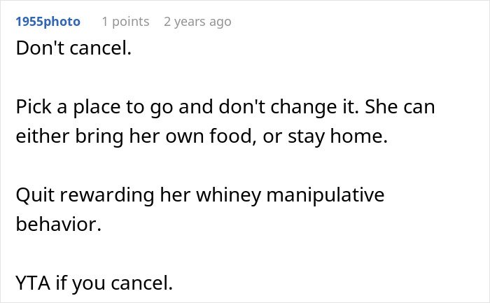Text post discussing frustration with friend’s strict diet enforced during social events, including birthdays.