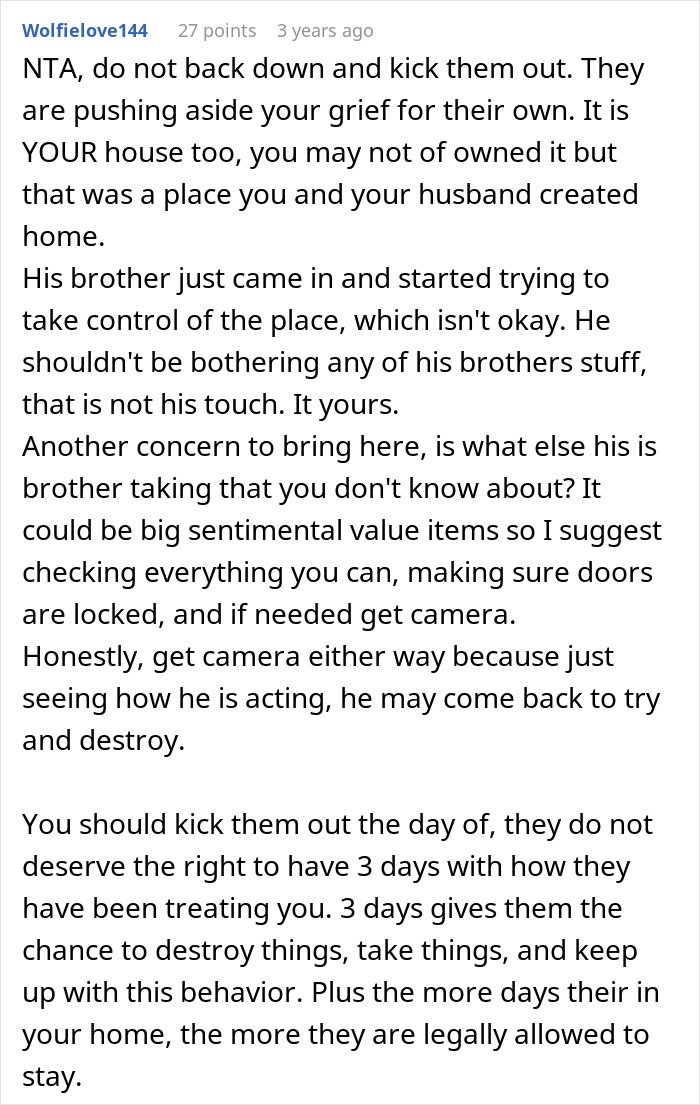Screenshot of a Reddit comment advising a woman to kick late husband’s brother and his kids out for using his clothes and belongings.