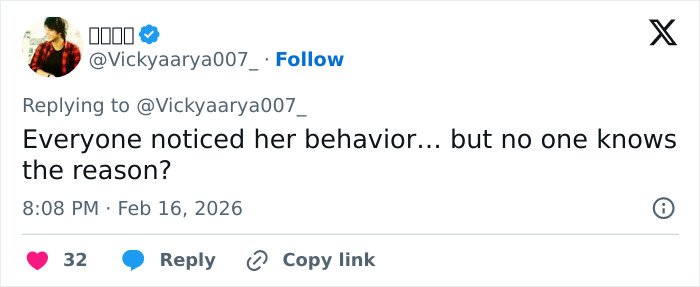 Tweet from user questioning woman’s strange behavior during White House press conference, highlighting public curiosity.