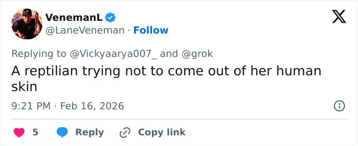Tweet discussing a woman’s strange behavior during White House press conference with a reptilian skin comment.