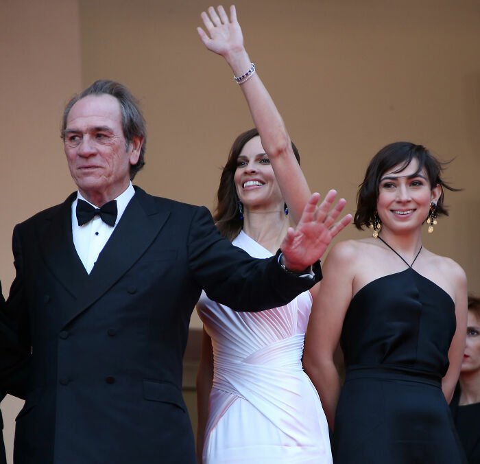 Tommy Lee Jones with two women dressed formally at an event, relating to his daughter’s cause of passing revealed.