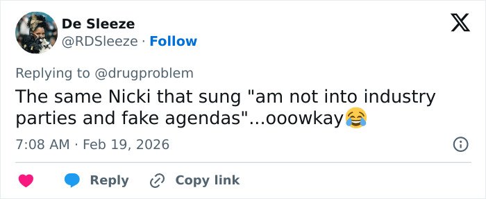 Tweet by De Sleeze reacting to Nicki Minaj’s dramatic new look, expressing surprise and humor.