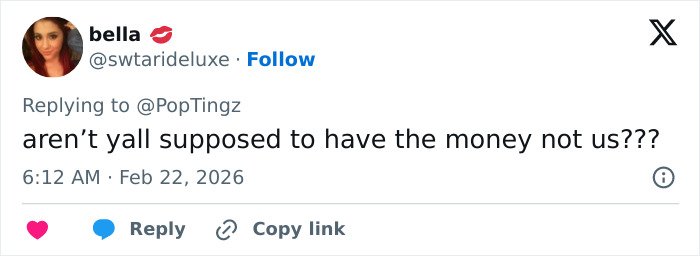Twitter user replying to GoFundMe controversy with a comment criticizing wealthy people asking for money online.